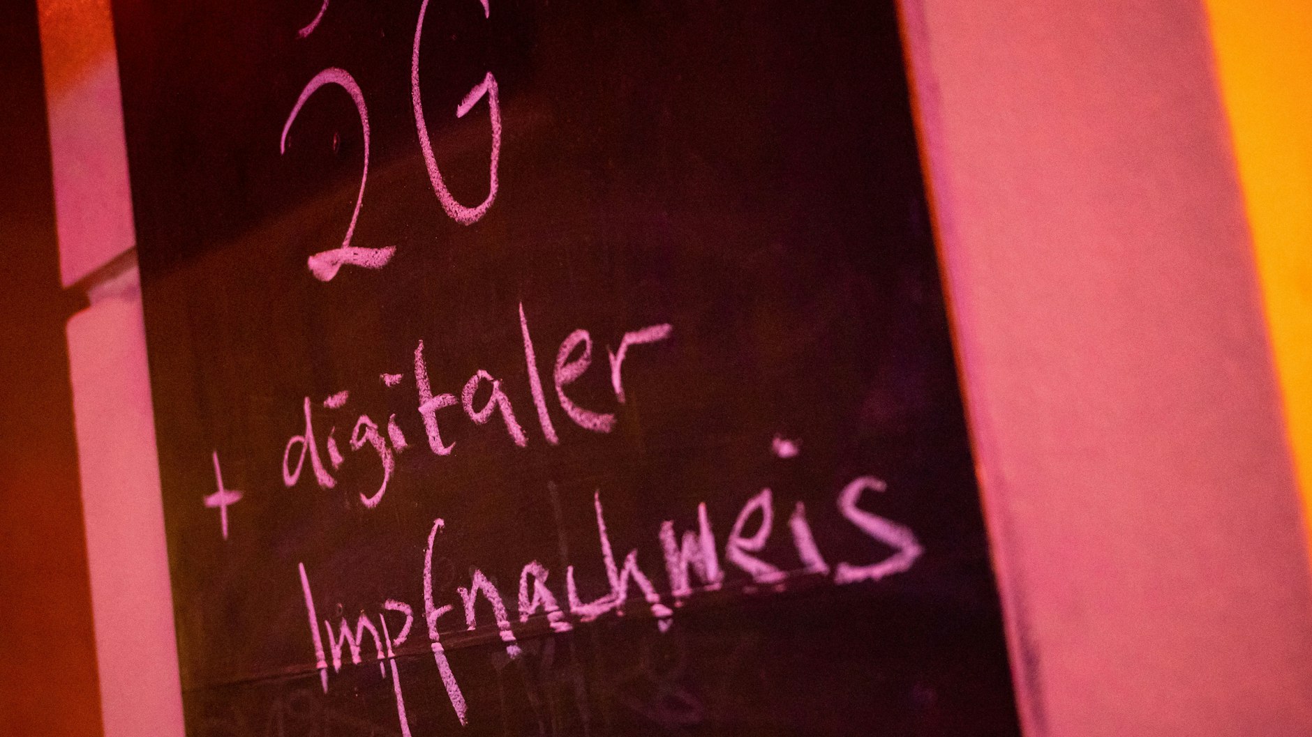 Tafel in der August-Fengler-Kneipe in Prenzlauer Berg.