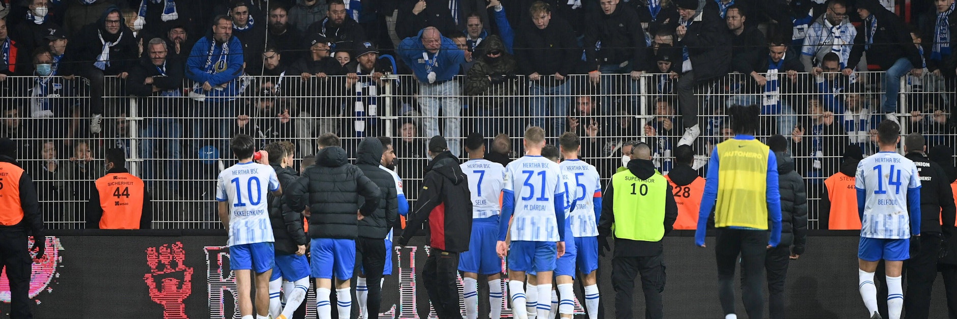 Die Hertha-Profis mussten sich von den Fans nach dem 0:2 im Derby beim 1. FC Union einiges anhören.