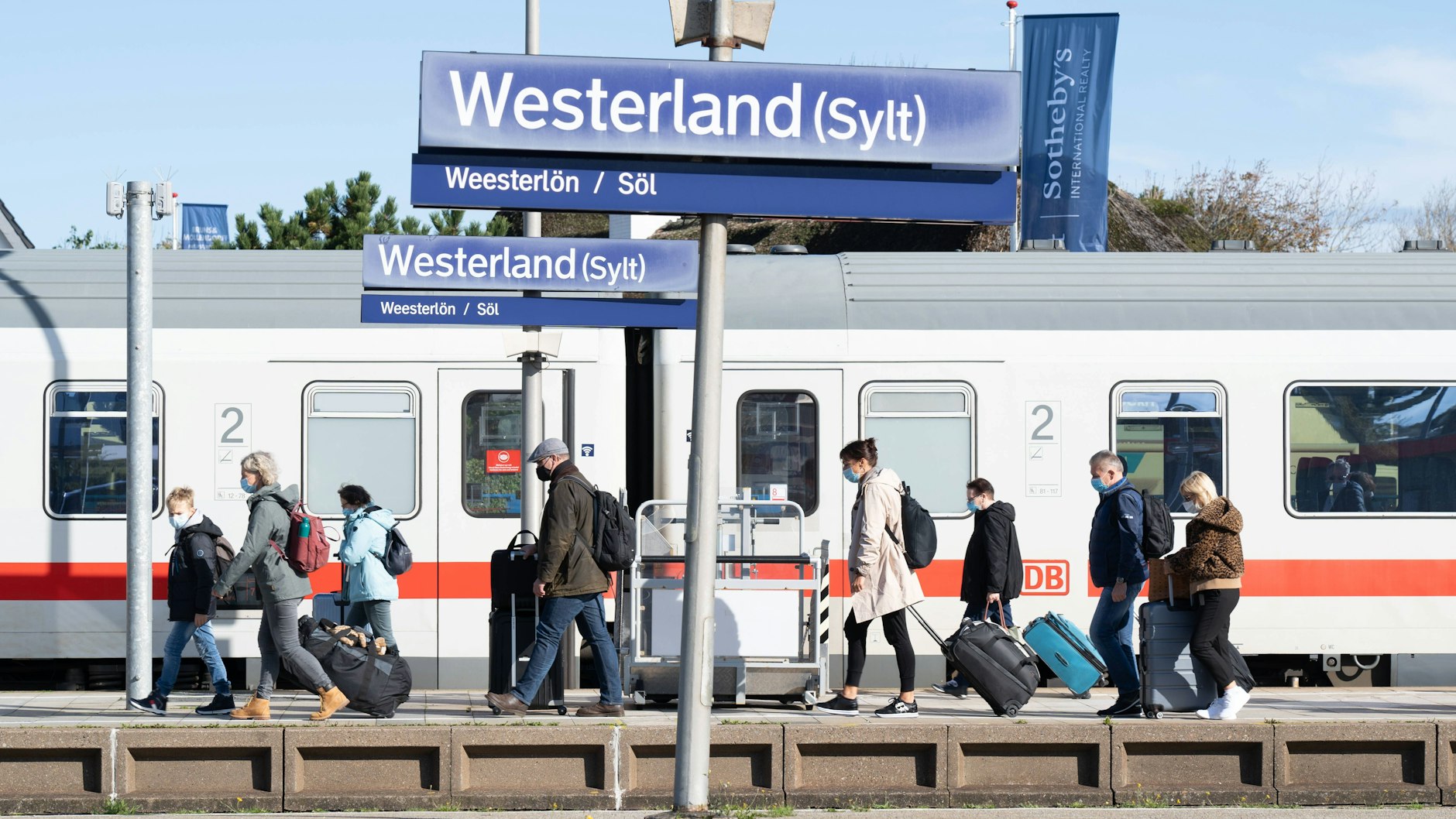 Am Ziel: Ein Intercity-Zug der Deutschen Bahn hat Westerland (Sylt) erreicht. Vom Bahnhof ist der Weg nicht weit zu den Hotels und Pensionen des Hauptortes der Insel – und zum Nordseestrand.