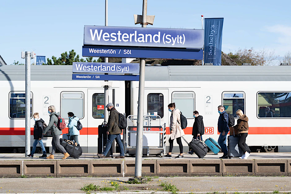 Am Ziel: Ein Intercity-Zug der Deutschen Bahn hat Westerland (Sylt) erreicht. Vom Bahnhof ist der Weg nicht weit zu den Hotels und Pensionen des Hauptortes der Insel – und zum Nordseestrand.