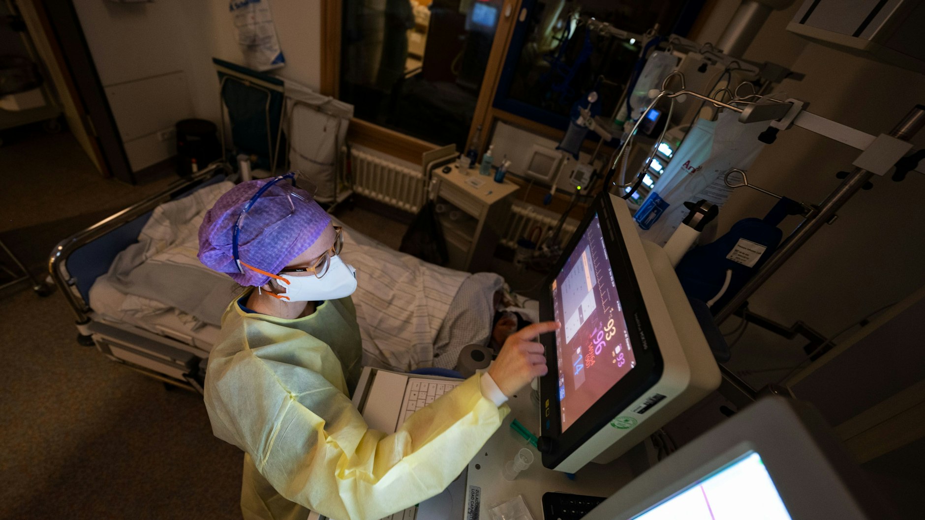 Krankenpflegerin Meryl Meister versorgt einen Covid-19-Patienten. 