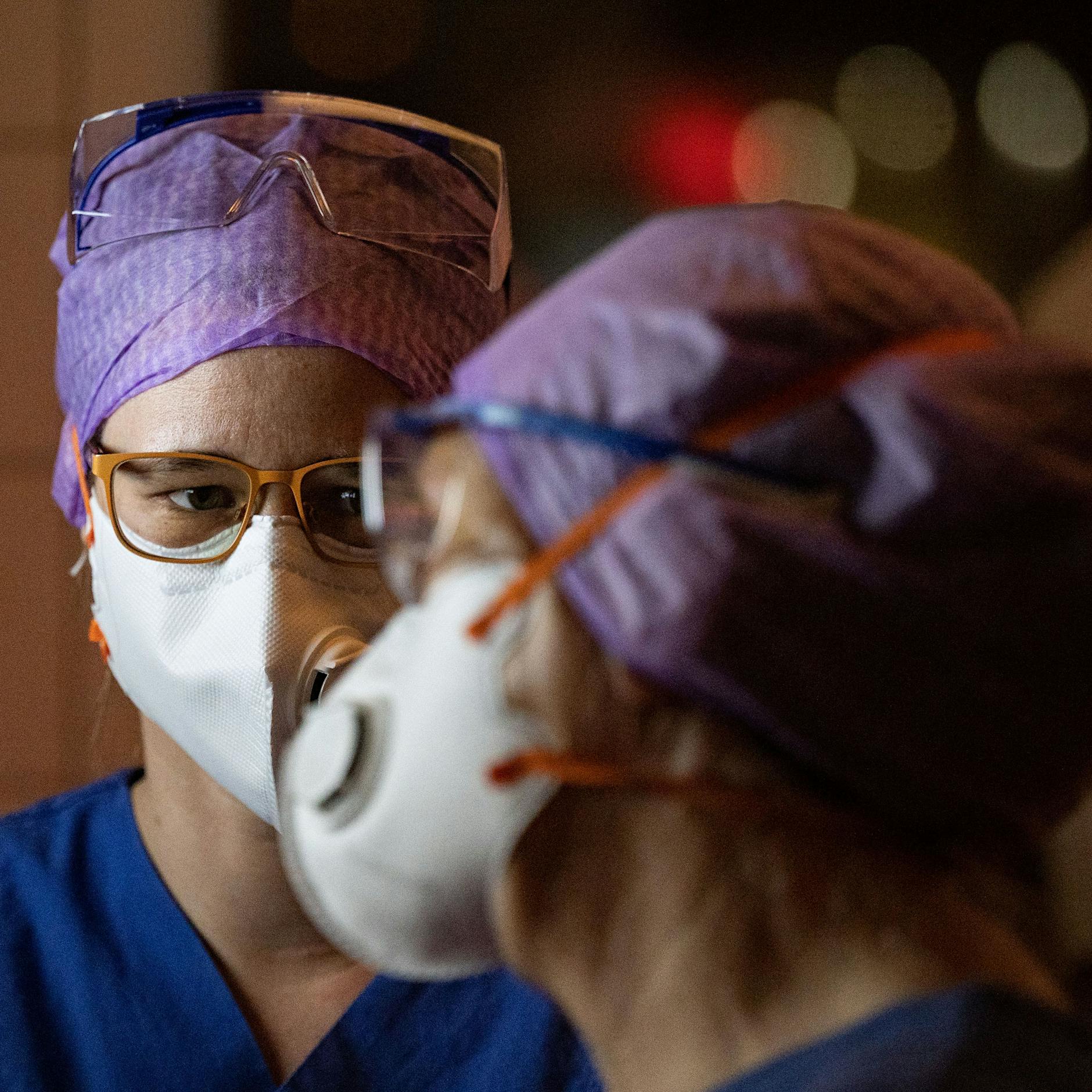 Corona-Notstand in Kliniken immer erbarmungsloser +++ Eine Pflegerin berichtet: „Man steht oft davor und kann nicht mehr“ +++ Bedrückender Besuch auf einer Intensivstation