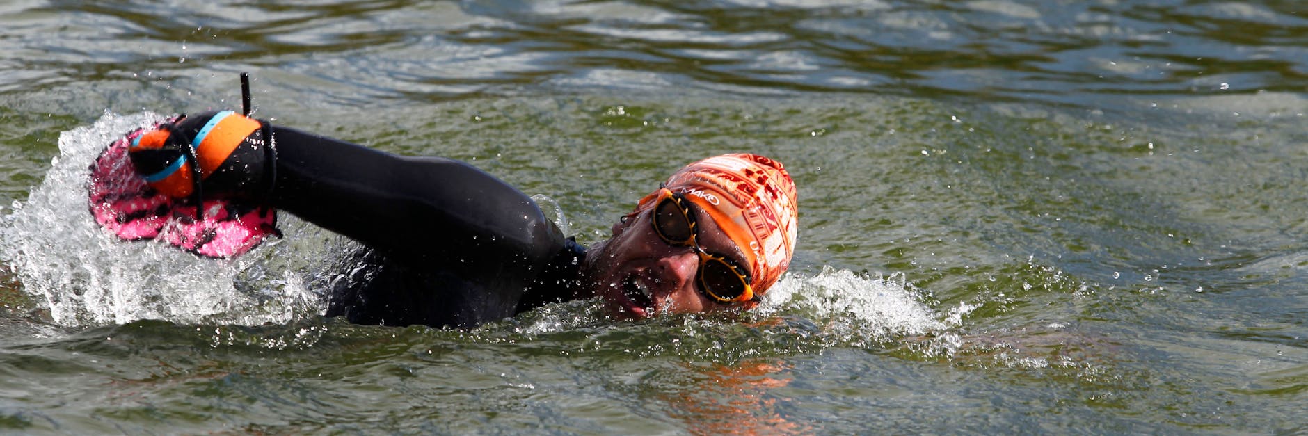 Der französische Paralympics-Schwimmer Théo Curin bei der Durchquerung des Titicacasees.