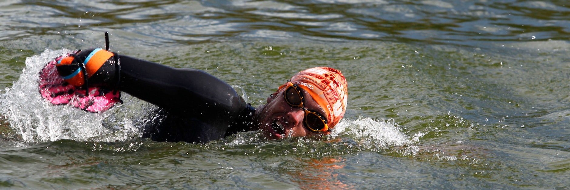 Der französische Paralympics-Schwimmer Théo Curin bei der Durchquerung des Titicacasees.