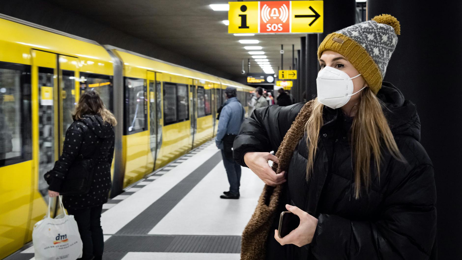 Seit dem vergangenen Winter dürfen Bahnen und Busse nur mit Maske betreten werden. Diese Regel wird laut BVG von 99 Prozent der Fahrgäste befolgt – ohne große Kontrollen.