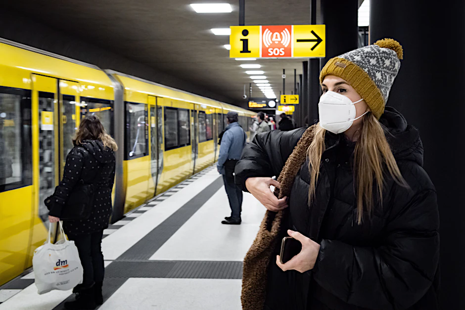 Seit dem vergangenen Winter dürfen Bahnen und Busse nur mit Maske betreten werden. Diese Regel wird laut BVG von 99 Prozent der Fahrgäste befolgt – ohne große Kontrollen.
