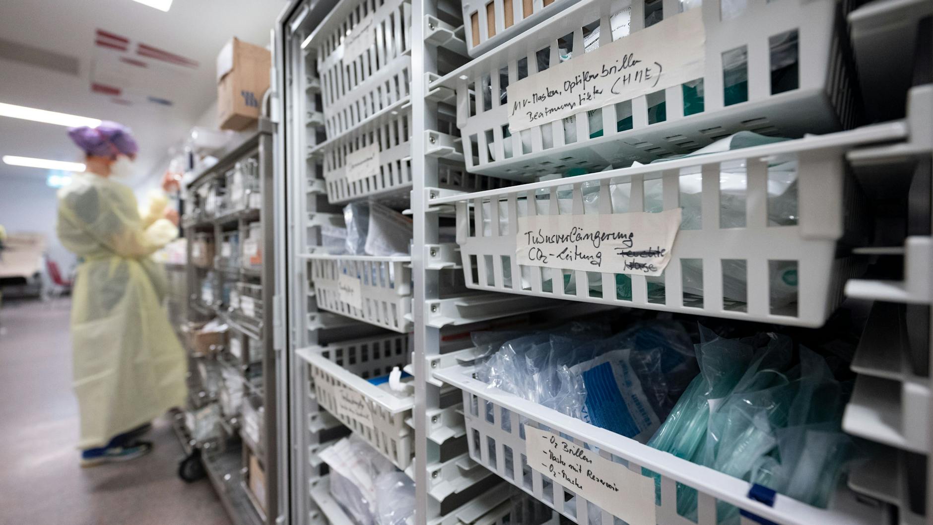 Krankenpflegerin Meryl Meister im abgetrennten Bereich für Covid-19-Patienten des Klinikums Stuttgart.