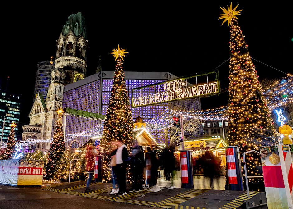 Allen Widrigkeiten zum Trotz: Der Weihnachtsmarkt auf dem Breitscheidplatz öffnet am Montag. Es gilt eine strenge Maskenpflicht (Archivbild).