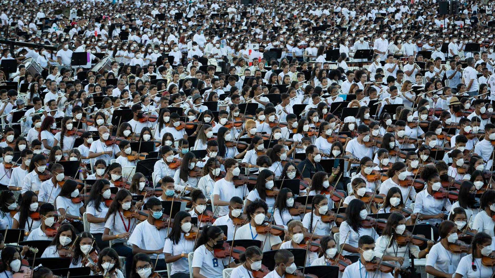 Etwa 12.000 Musiker – sowohl Erwachsene als auch Kinder ab zwölf Jahren – spielten zusammen den „Slawischen Marsch“ von Peter Tschaikowski.
