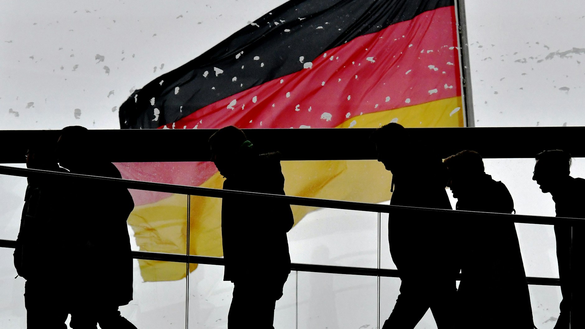 Deutschlandfahne auf dem Dach des Reichstages im Wind