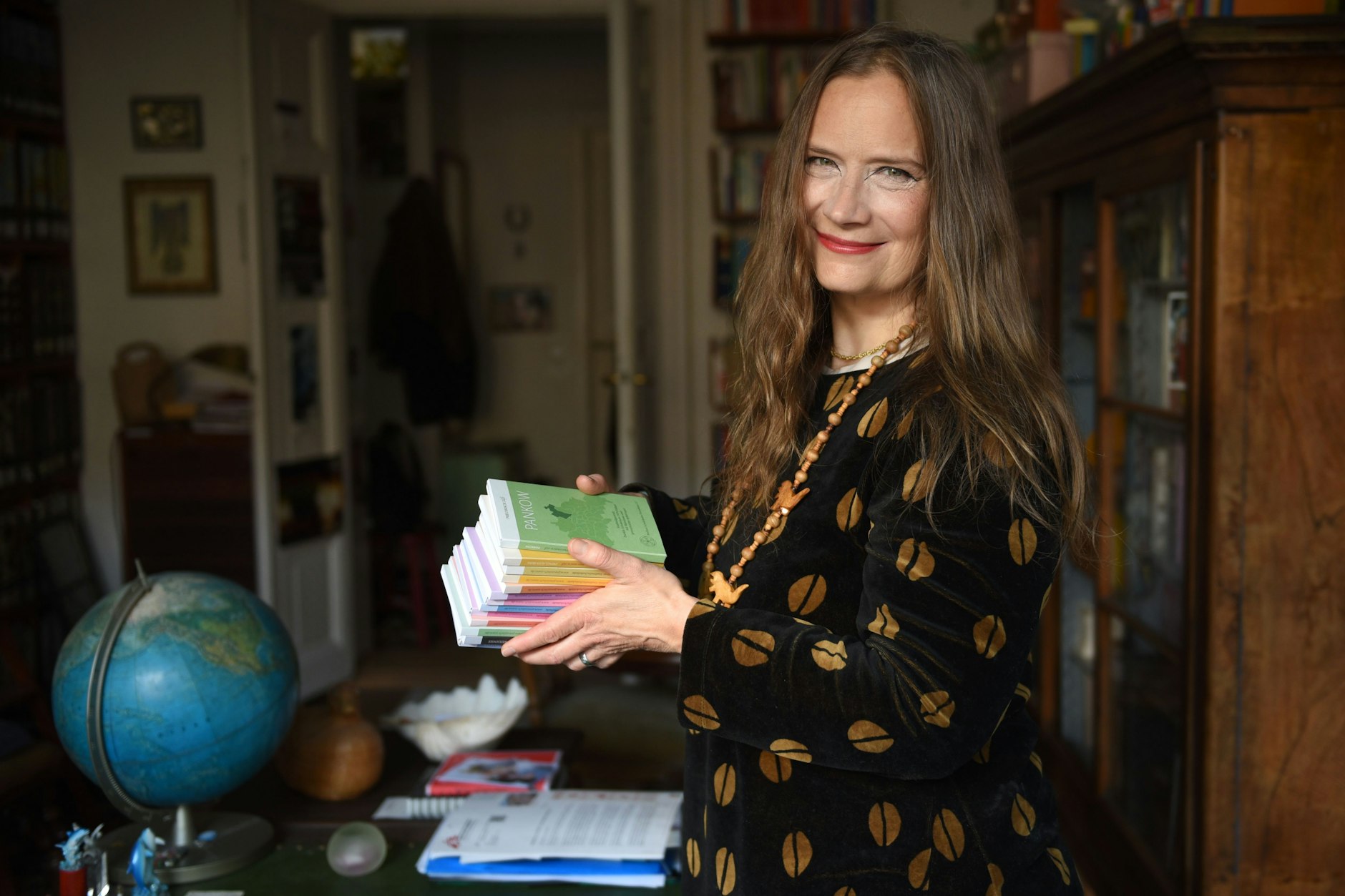 „Tafeln wie Bücher“: Tanja Dückers in ihrem Arbeitszimmer.
