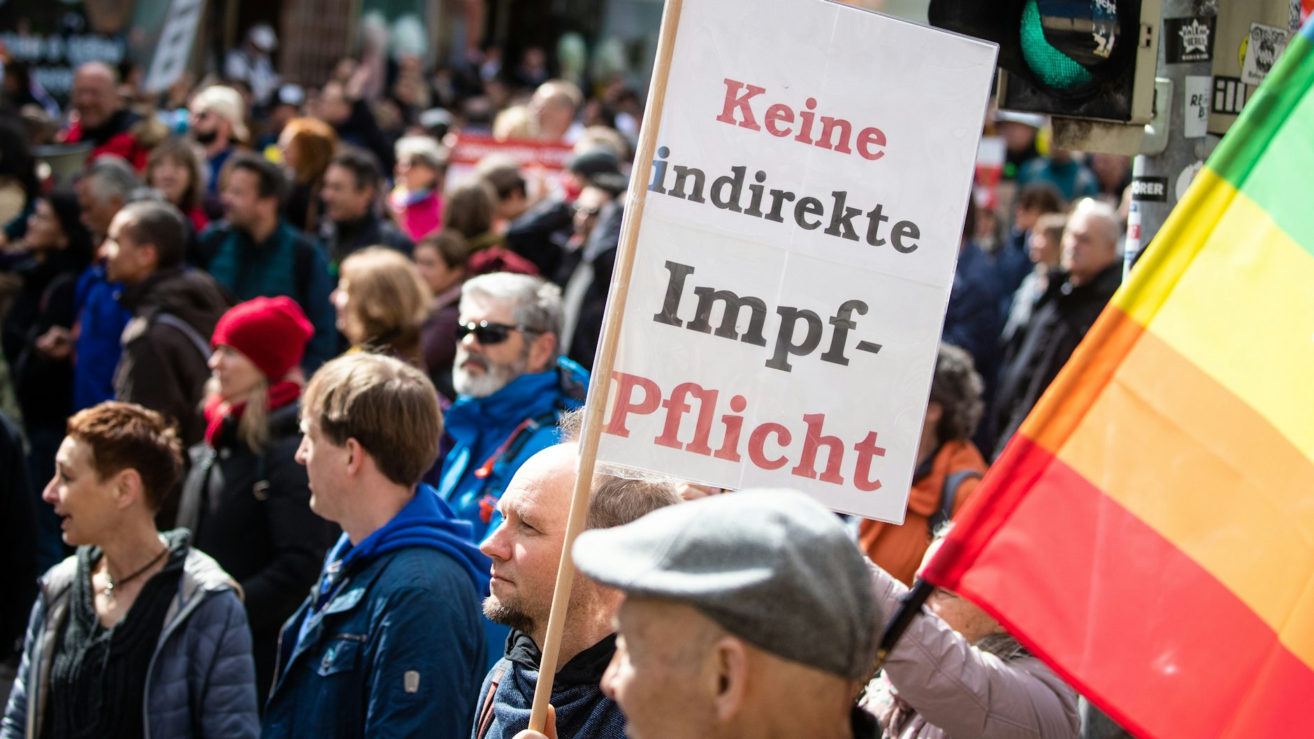 Ein Mann trägt auf einer Demonstration der Initiative „Querdenken“ ein Schild mit der Aufschrift „Keine indirekte Impf-Pflicht“.&nbsp;„Querdenker“ im Südwesten ticken ganz anders als im Osten der Republik.