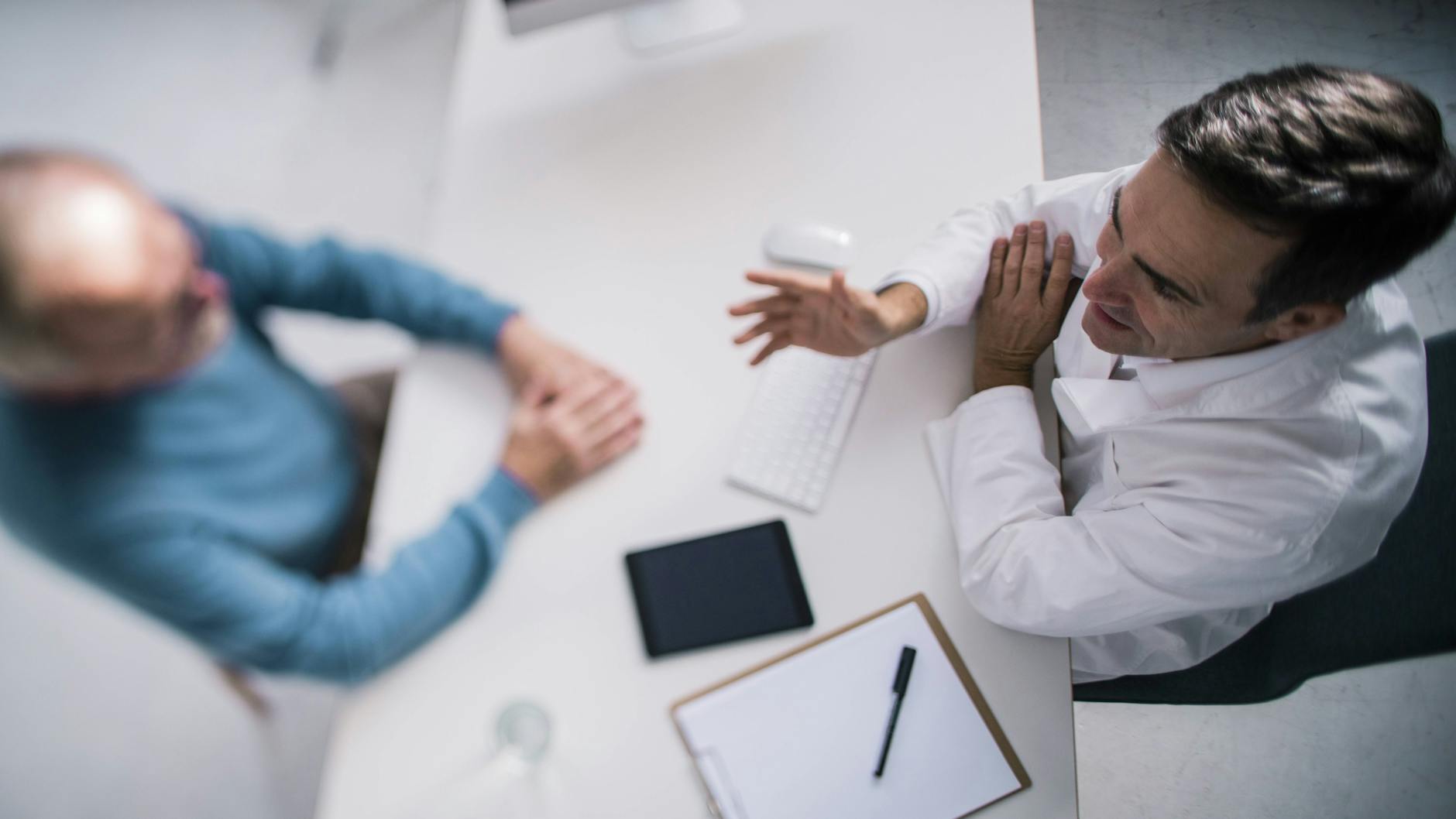 Corona-Risikopatienten können unter bestimmten Voraussetzungen womöglich von einer Antikörpertherapie profitieren. 