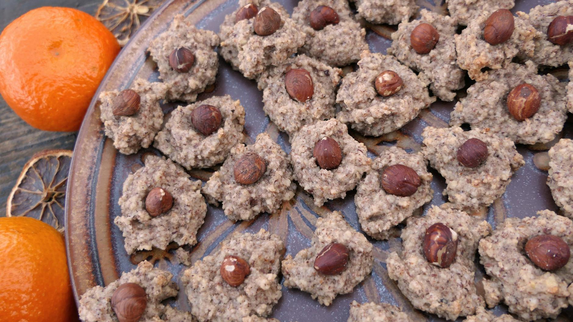 Wer statt Kokosraspeln gemahlene Haselnüsse verwendet, erhält Nussmakronen. Das Rezept ist sonst aber das gleiche.