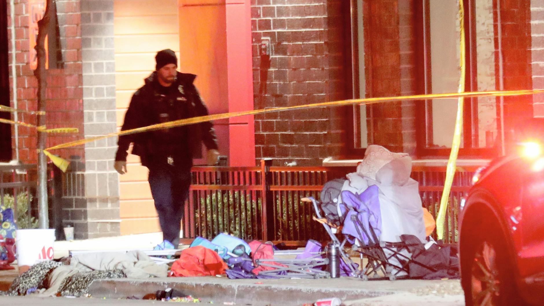 Die Polizei untersucht den Tatort des Unfalls mit mehreren Verletzten bei einer Weihnachtsparade in Waukesha, Wisconsin.