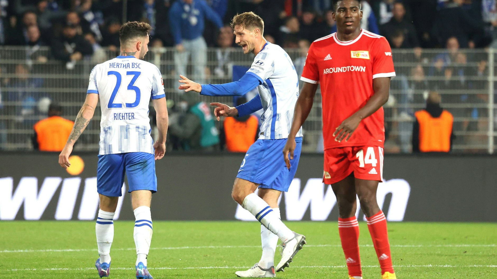 Niklas Stark probierte es im Derby beim 1. FC Union immer wieder seine Hertha-Kollegen mitzureißen. 
