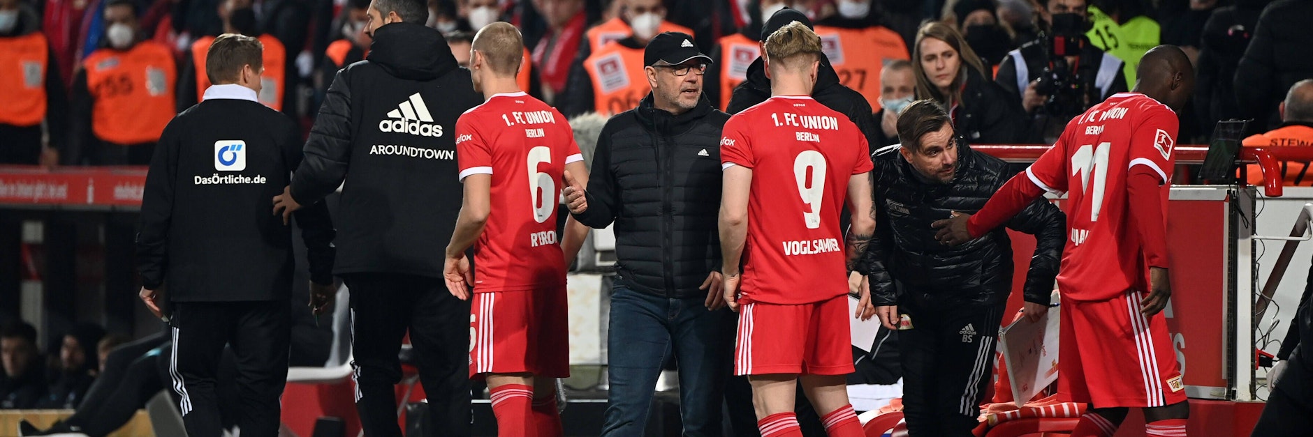 Union-Trainer Urs Fischer schien selbst irritiert, als sich Stürmer Anthony Ujah (r.) gegen Hertha plötzlich zur Einwechslung bereit machte.&nbsp;