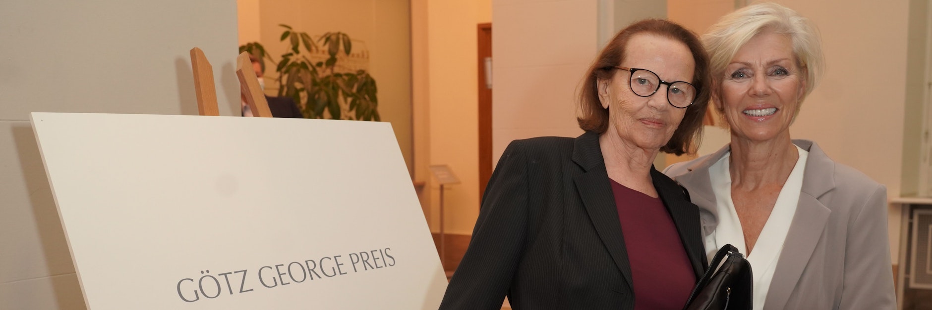 Die Schauspielerin Gudrun Ritter (links) und Marika George, Vorstand Götz-George-Stiftung, kommen zur Vergabe des Götz-George-Preises 2021.
