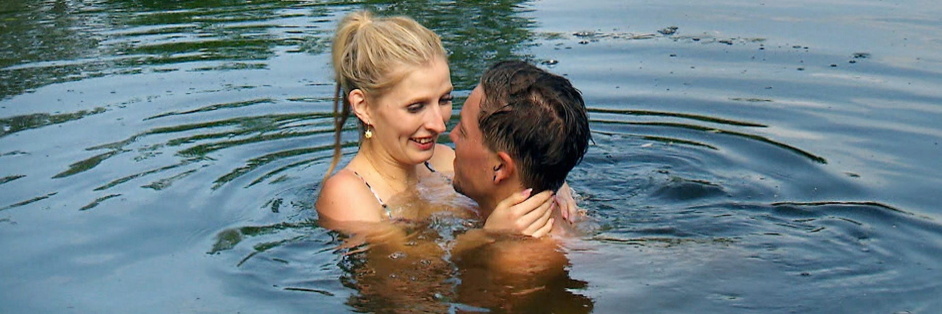 Heiße Küsse (wie hier zwischen Peter und Kerstin) und krasse Überraschungen erwartet die RTL-Zuschauer am Montag-Abend bei „Bauer sucht Frau“.