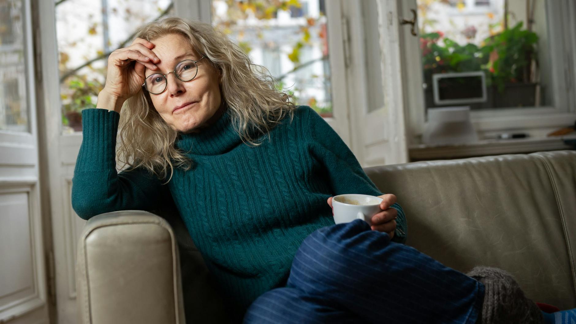 Die Schriftstellerin Irene Dische in ihrer Berliner Wohnung