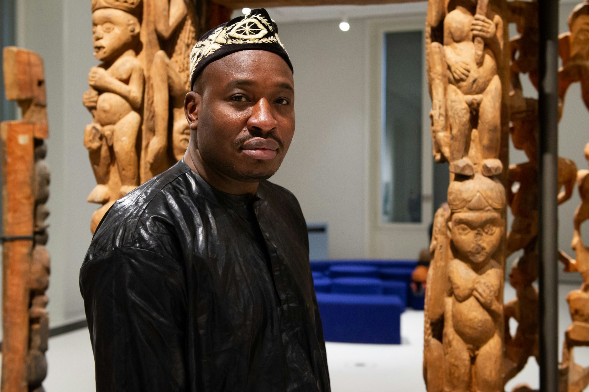 Der König von Bangoua, Anick Julio Djampou, im Kamerun-Saal des Ethnologischen Museums im Humboldt-Forum.