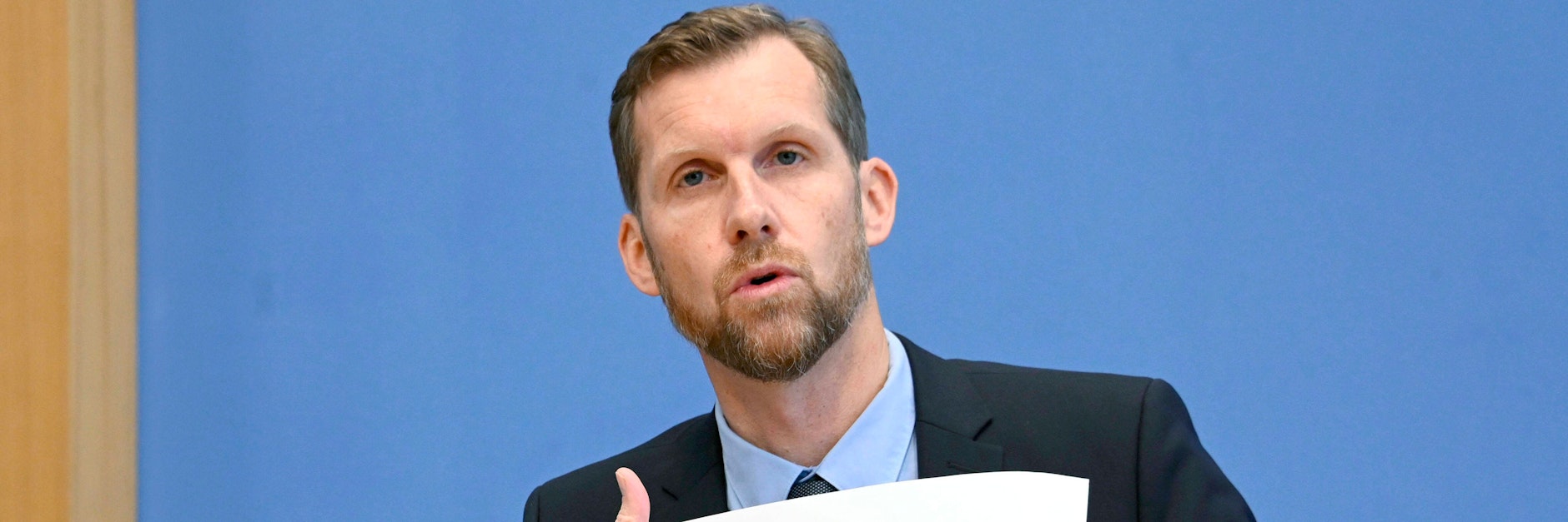 Professor Leif Erik Sander bei der Pressekonferenz in Berlin