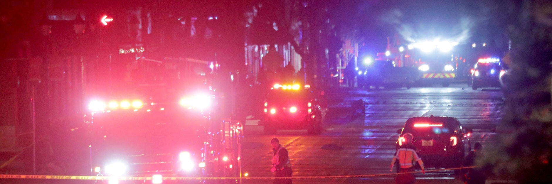 Bei einer vorweihnachtlichen Straßenparade im US-Bundesstaat Wisconsin ist ein Auto in eine Menschenmenge gefahren.