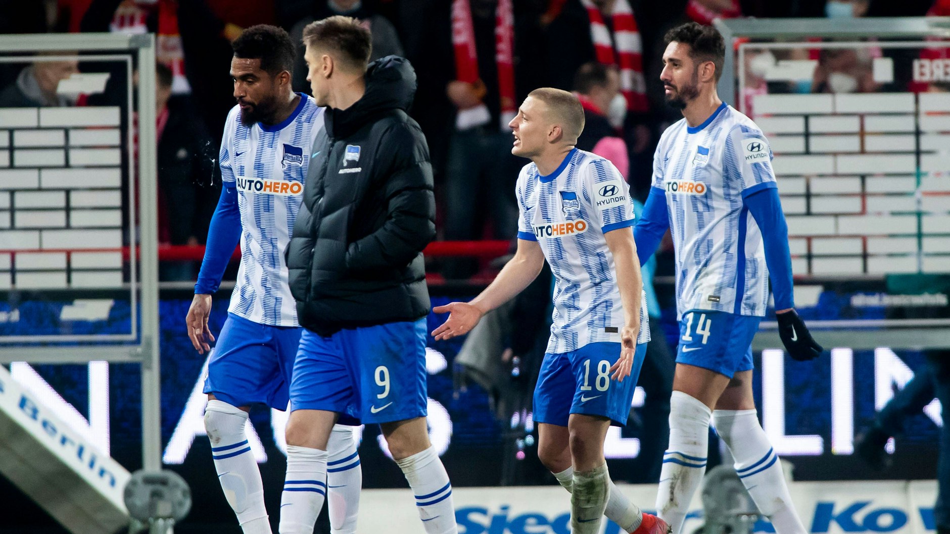 Erst wirkungs- dann ratlos: Die Hertha-Profis Boateng, Piatek, Ascacibar und Belfodil (v.l.) nach dem Derby-Debakel beim 1. FC Union.&nbsp;