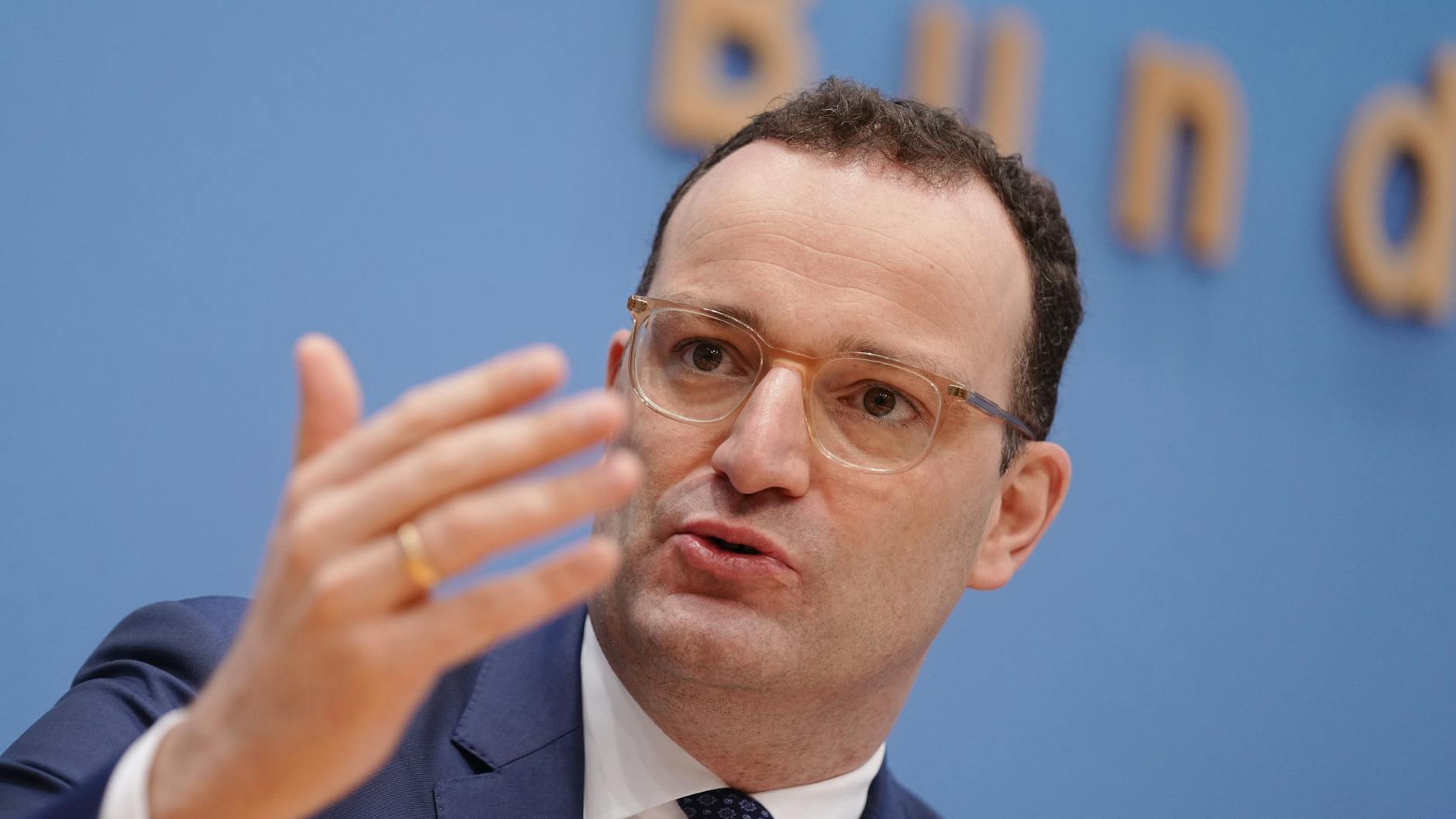 Das Ministerium von Jens Spahn (CDU) hatte in der vergangenen Woche angekündigt, Lieferungen des Biontech-Impfstoffs deckeln zu wollen. Nun hat sich der Minister selbst dazu geäußert – und Probleme eingeräumt.