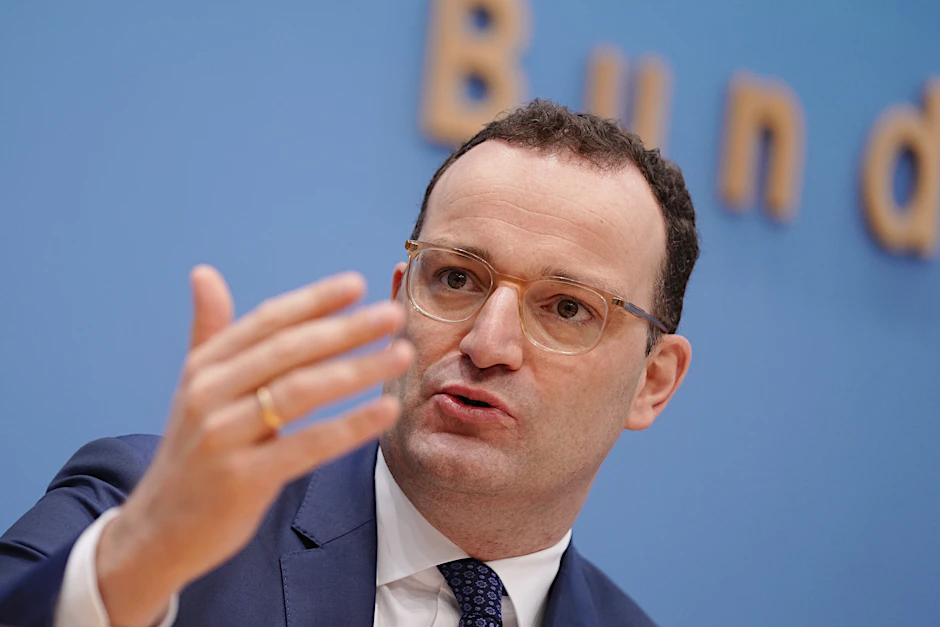 Das Ministerium von Jens Spahn (CDU) hatte in der vergangenen Woche angekündigt, Lieferungen des Biontech-Impfstoffs deckeln zu wollen. Nun hat sich der Minister selbst dazu geäußert&nbsp;– und Probleme eingeräumt.