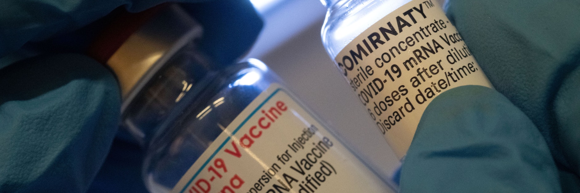 Die Impfstoffe von Moderna (l.) und Biontech/Pfizer. Fachleute halten beide für gut, Moderna sogar für ein bisschen wirksamer.