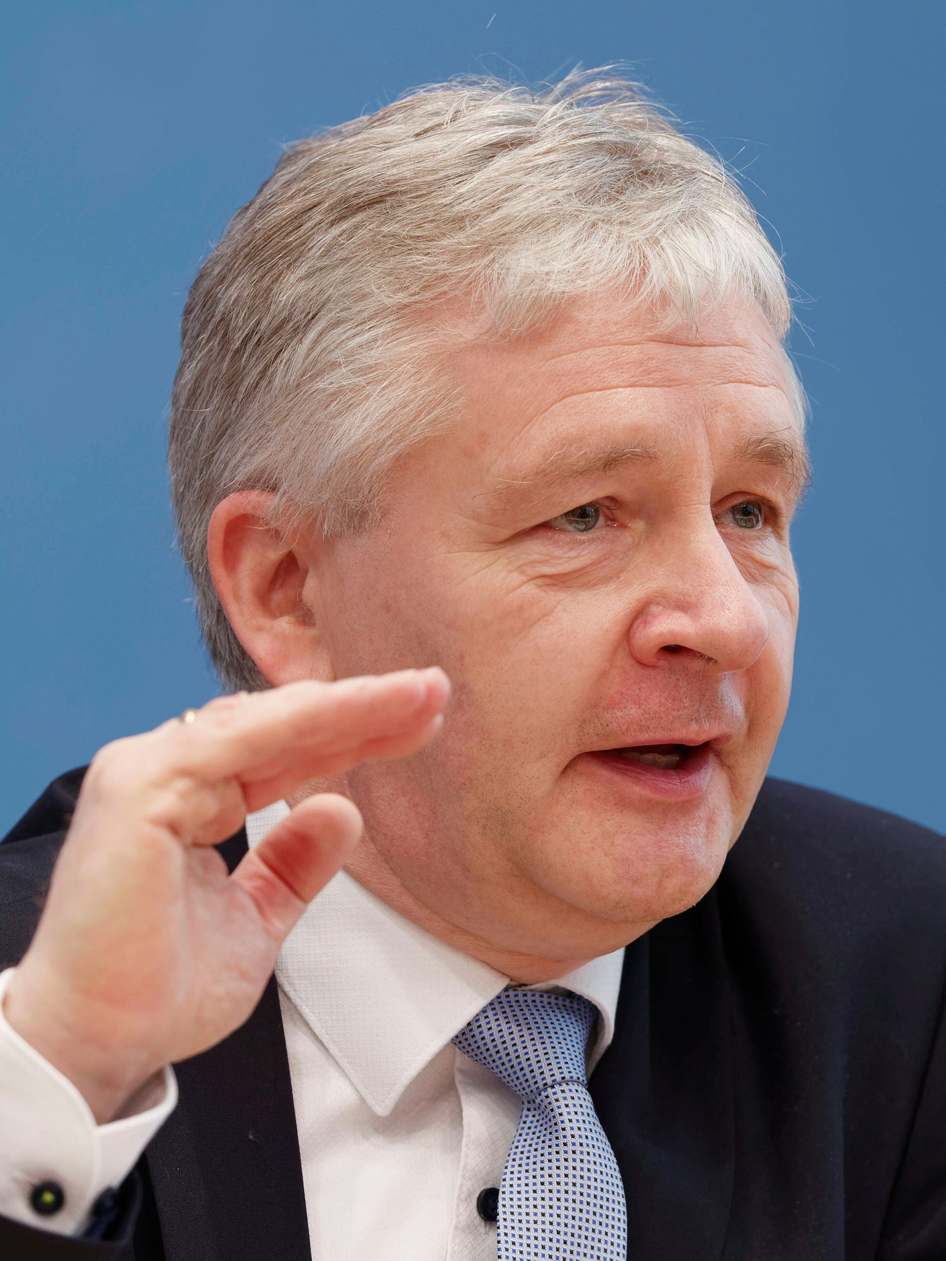 Gernot Marx, Präsident der Intensivmediziner-Vereinigung DIVI: Die Lage ist außer Kontrolle. 