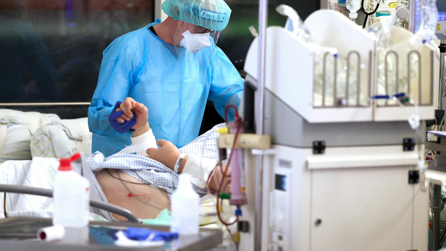 Ein Facharzt versorgt einen Covid-19-Patienten auf der Intensivstation der Leipziger Uniklinik. Sachsens Ärzte müssen sich auf eine Triage vorbereiten. 