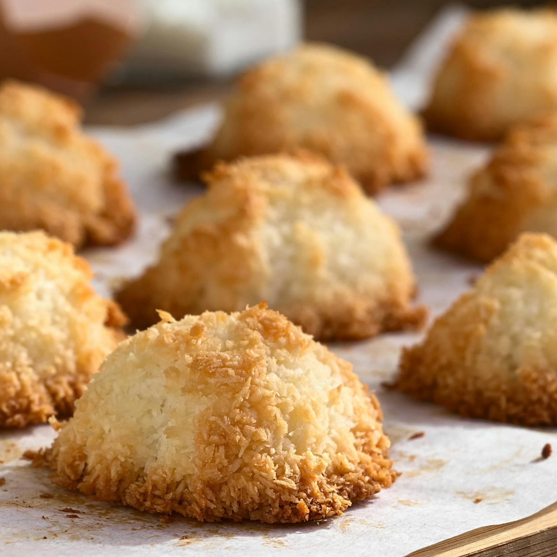 Weihnachtliche Plätzchenklassiker: Rezept für Kokosmakronen und Nussmakronen! Diese Nascherei ist so lecker, so fluffig – und so unglaublich günstig