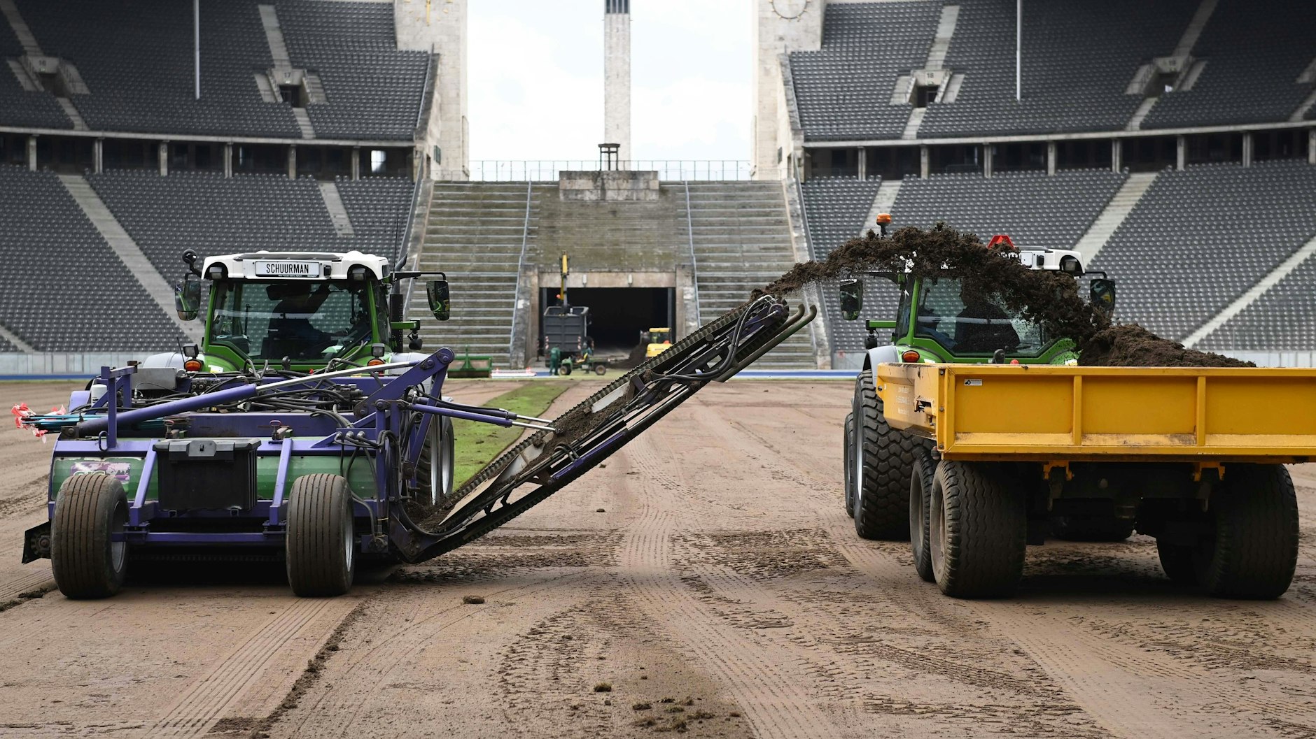 Es ist mal wieder so weit: Wie jedes Jahr wird der Rasen im Olympiastadion ausgetauscht. Hertha freut sich gegen Augsburg auf ein neues Geläuf (Archivbild).