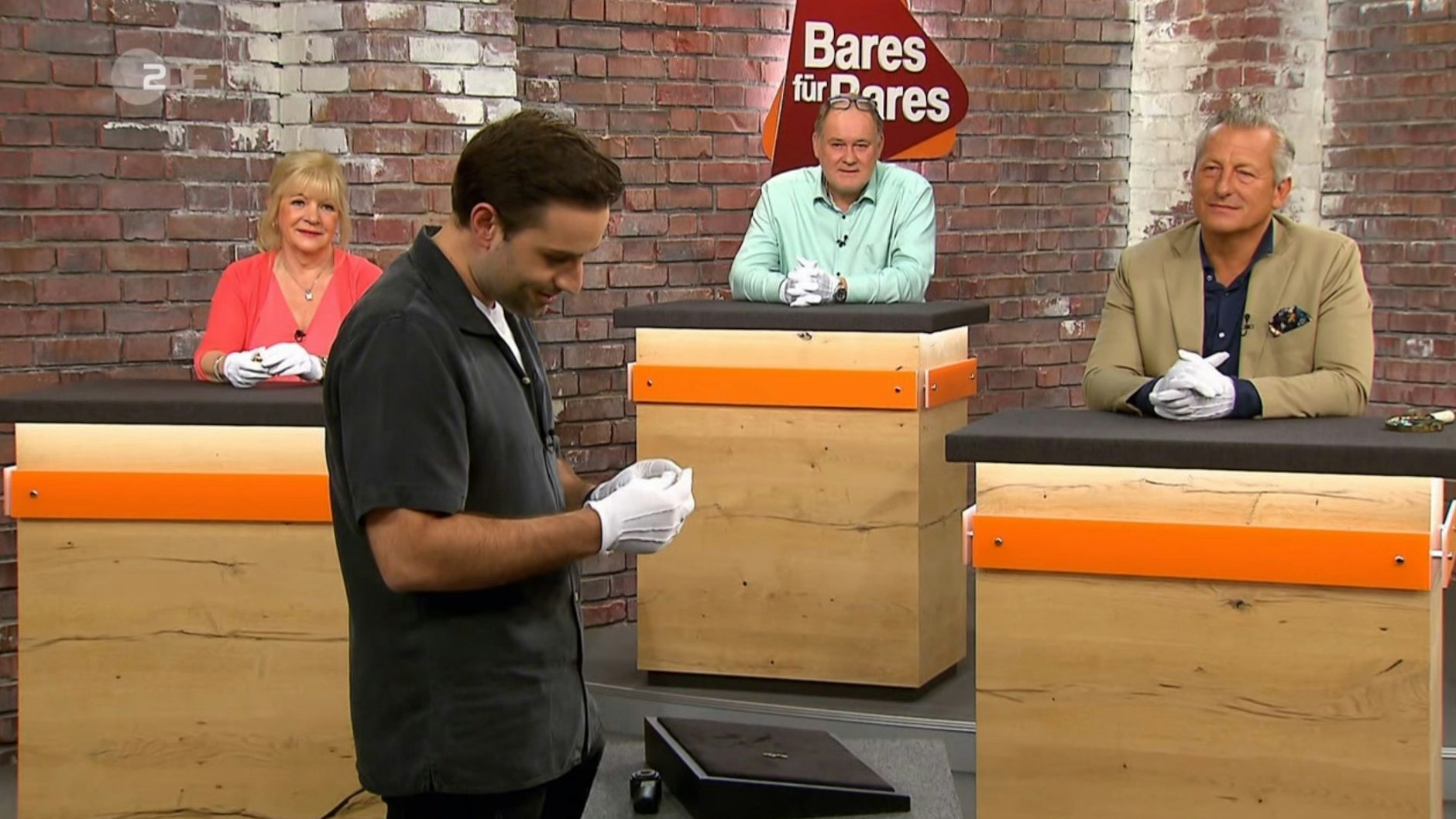 Im&nbsp;„Bares für Rares“-Händlerraum sorgt die Taschenuhr bei David Suppes für Begeisterung.