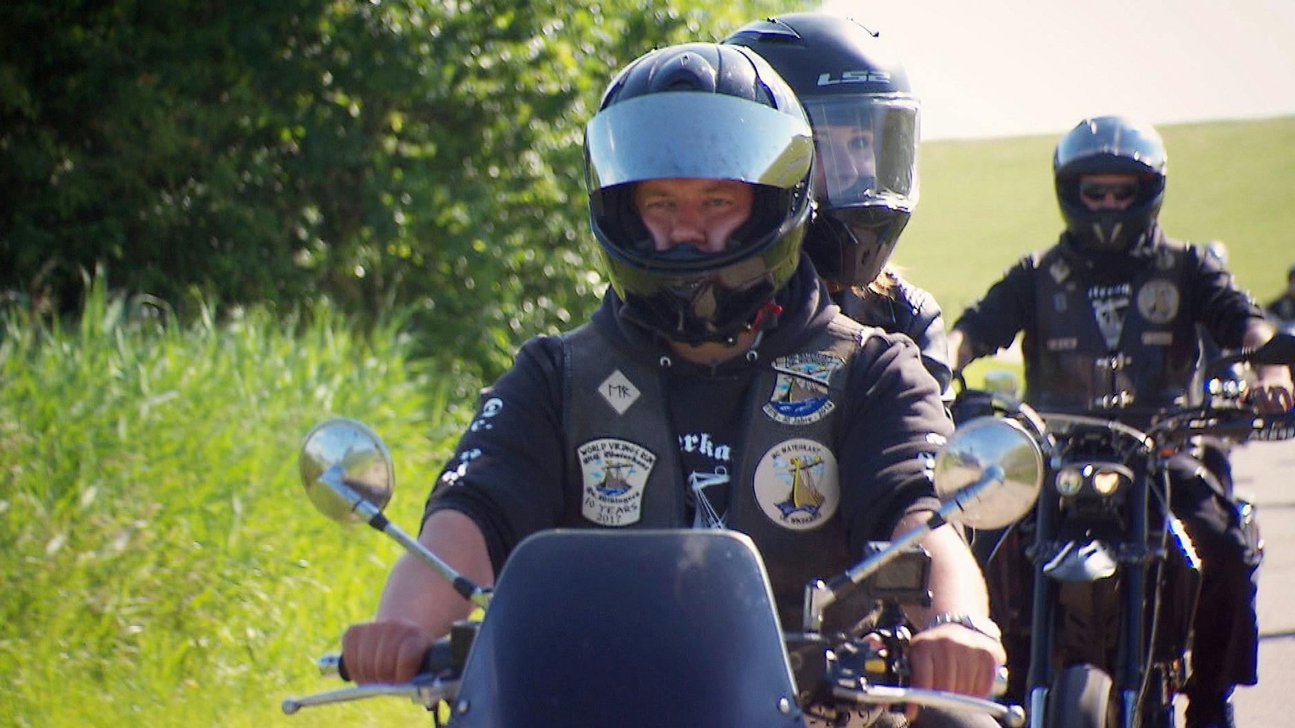 Enno hat seine „Bauer sucht Frau“-Auserwählte Kim mit seinem Motorrad-Club ab.