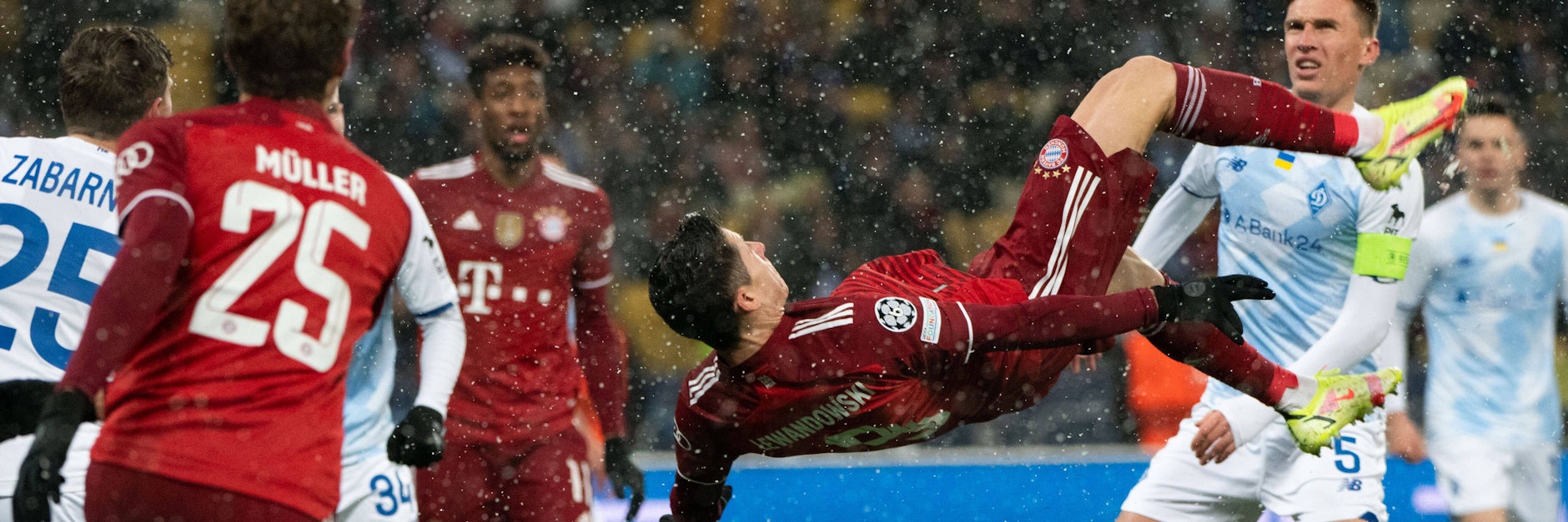 Robert Lewandowski haut in Kiew einen raus, trifft per Fallrückzieher zum 1:0 des FC Bayern bei Dynamo Kiew.