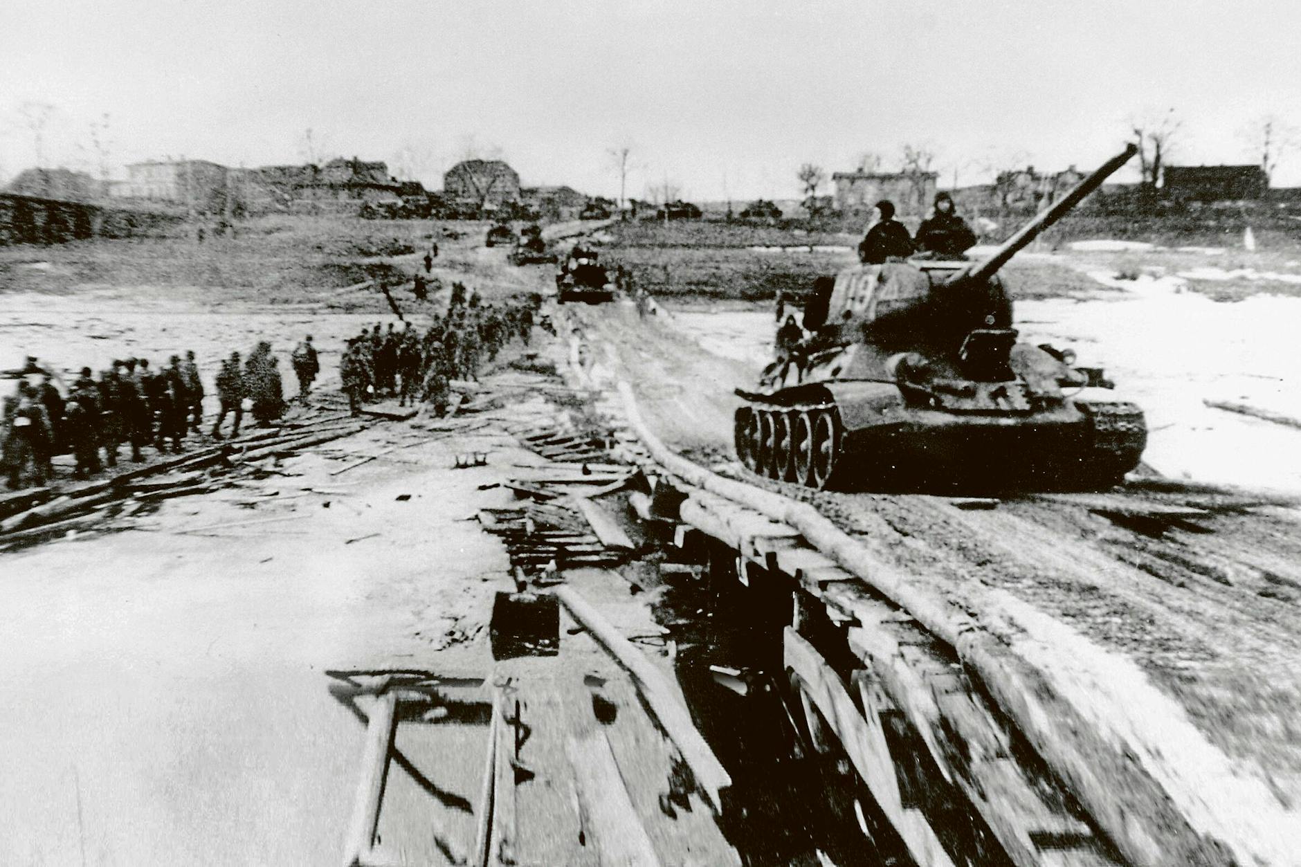 Sowjetische Panzer im Februar 1945 beim Überqueren der Oder auf einer Behelfsbrücke, im Gegenverkehr Richtung Osten abgelöste Infanterie. Am 31. Januar 1945 hatte die Rote Armee die Oder erreicht. Die Schlacht auf den Seelower Höhen gilt als die letzte Feldschlacht des Zweiten Weltkrieges in Europa.