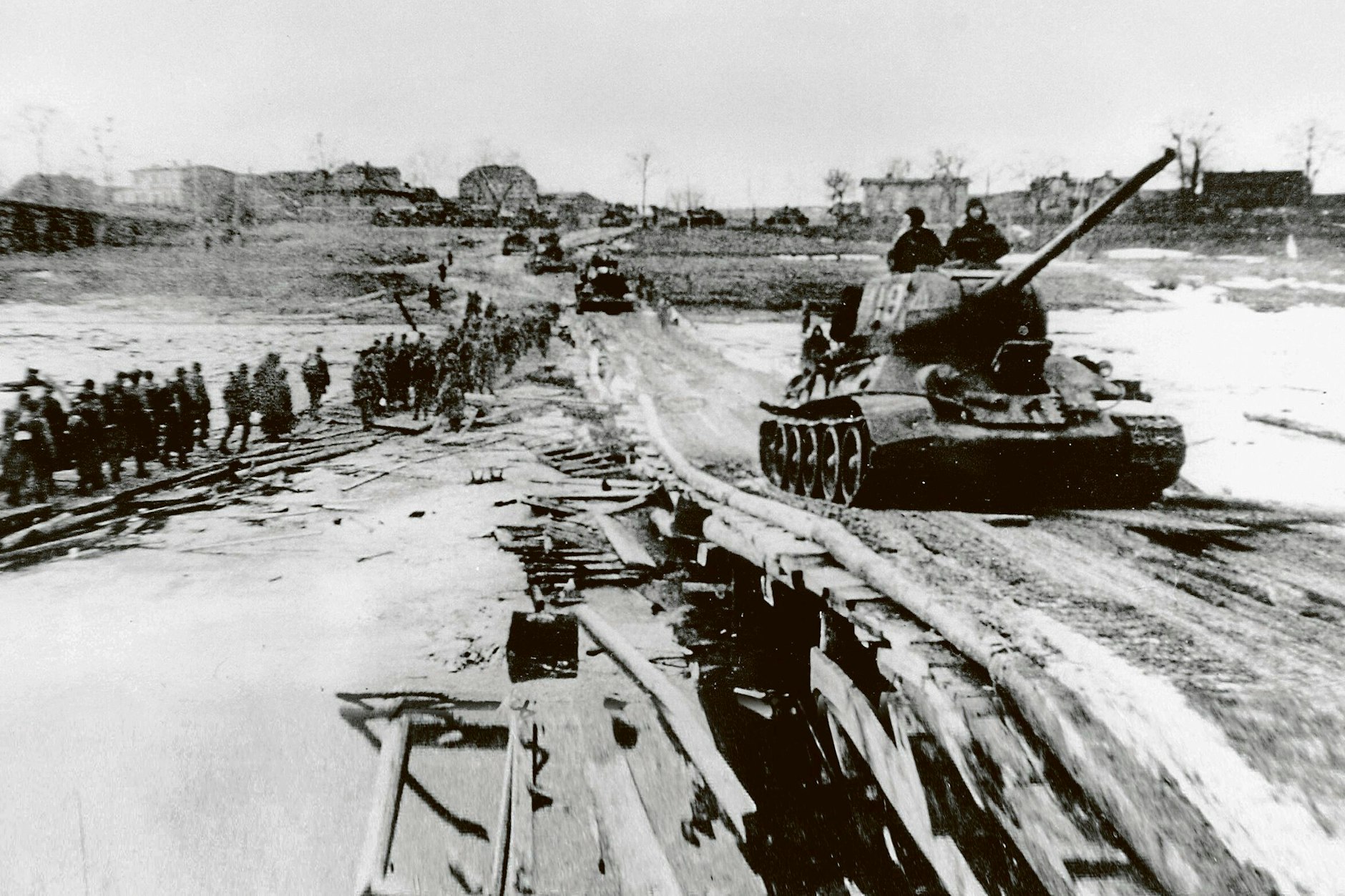 Sowjetische Panzer im Februar 1945 beim Überqueren der Oder auf einer Behelfsbrücke, im Gegenverkehr Richtung Osten abgelöste Infanterie. Am 31. Januar 1945 hatte die Rote Armee die Oder erreicht. Die Schlacht auf den Seelower Höhen gilt als die letzte Feldschlacht des Zweiten Weltkrieges in Europa.