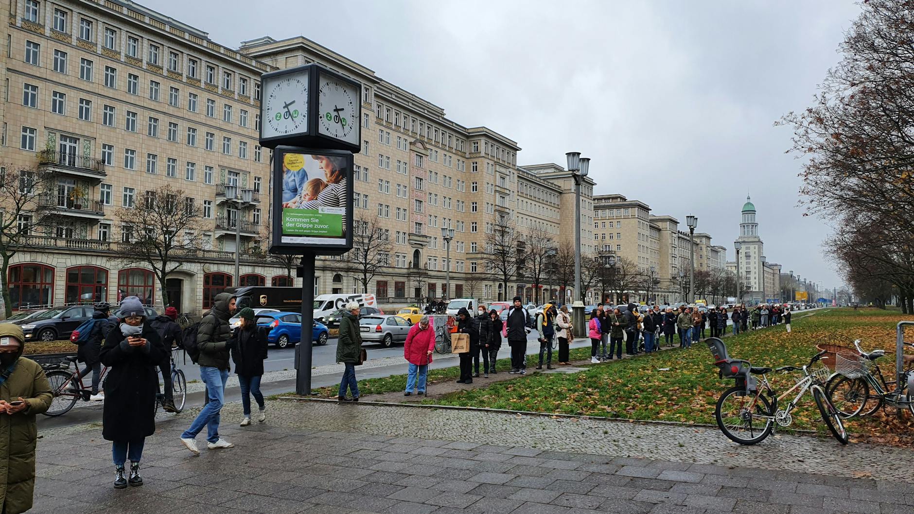 Diese Woche: Eine lange Schlange wartet in der Frankfurter Allee auf die Booster-Impfung, die eine nahe gelegene Arztpraxis anbietet. Hier nur der hintere Teil. Viele müssen am Ende wieder gehen.