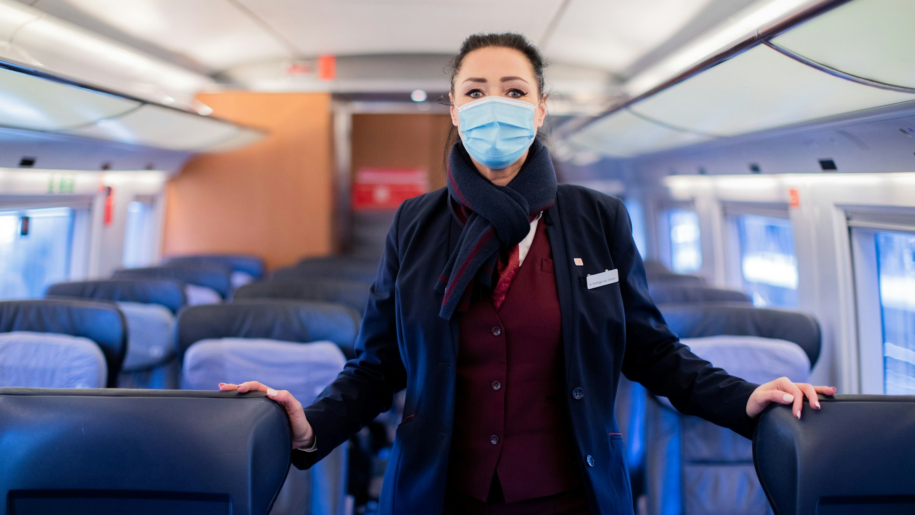 Eine Zugbegleiterin der DB in einem Intercity Express. Die 3G-Regel gilt auch für das Service-, Sicherheits- und Kontrollpersonal im Zug – ebenso wie die Maskenpflicht.