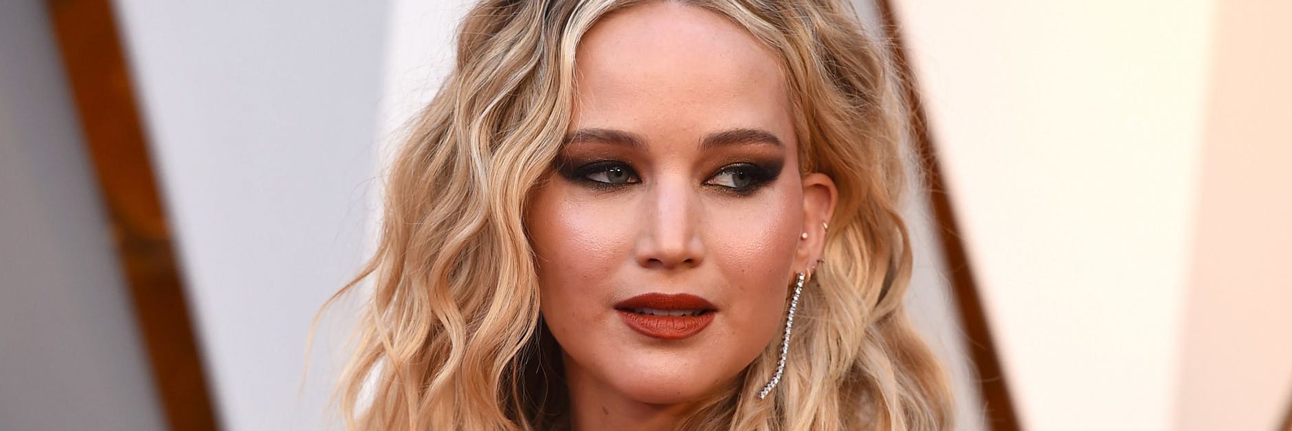 Jennifer Lawrence ist nicht nur ein Hollywoodstar, sondern auch Ehefrau und bald Mutter. Sie und ihr Ehemann Cooke Maroney erwarten ihr erstes Kind.