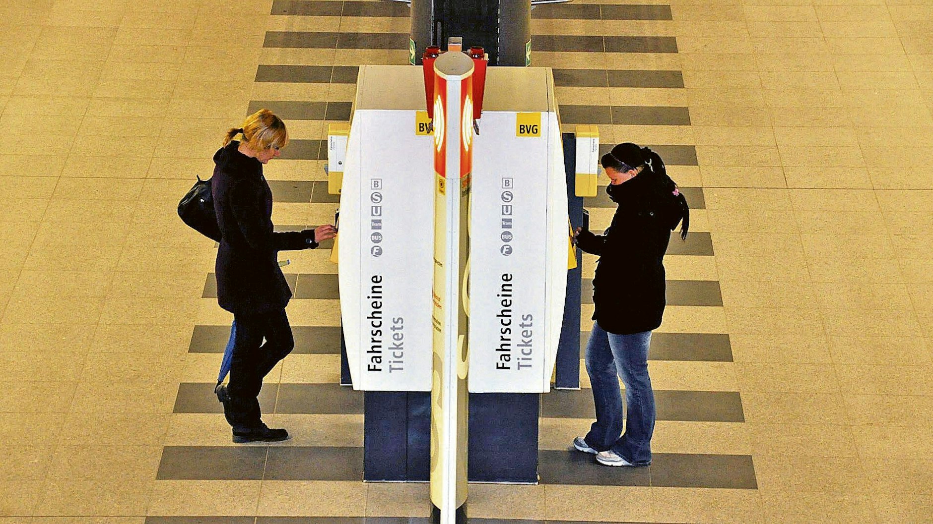 Welcher Fahrschein passt für heute? Fahrgäste an Ticketautomaten der Berliner Verkehrsbetriebe.&nbsp;