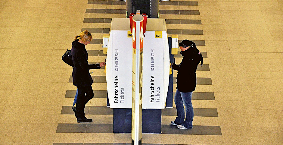 Welcher Fahrschein passt für heute? Fahrgäste an Ticketautomaten der Berliner Verkehrsbetriebe.&nbsp;