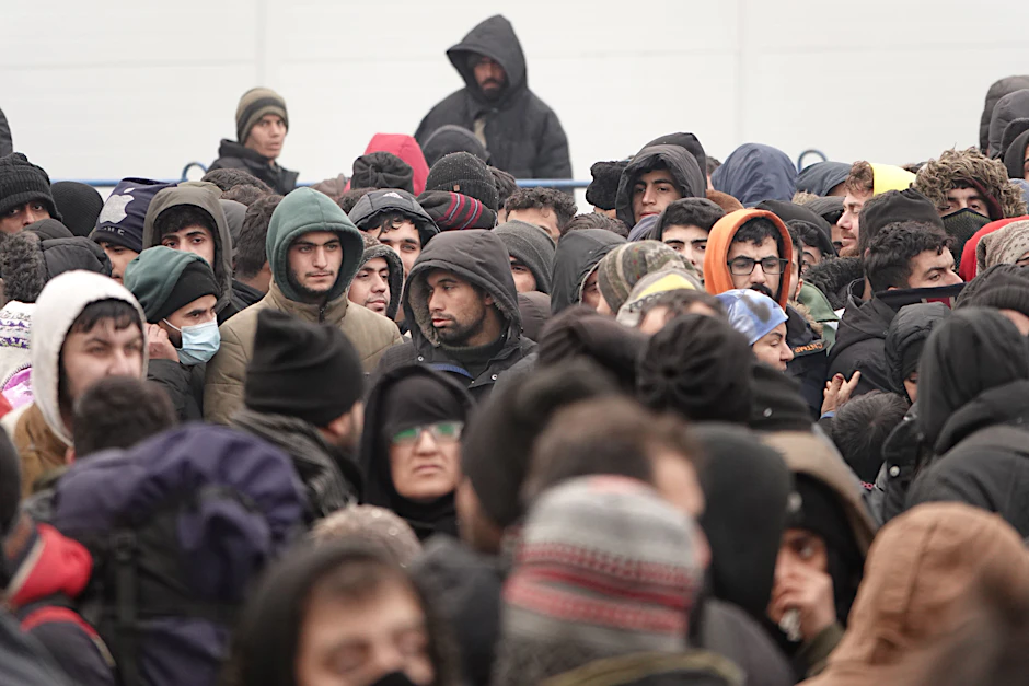 Migranten warten an der belarussischen Grenze. Viele wollen nach Deutschland.