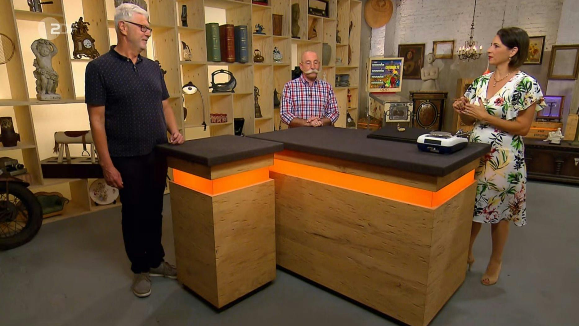 „Bares für Rares“-Expertin Wendela Horz erklärt, was es mit der Taschenuhr auf sich hat.