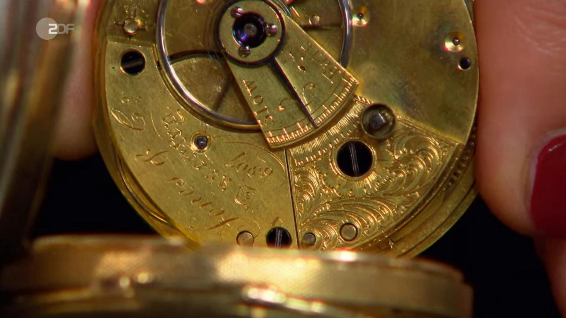 Das Innenleben der Taschenuhr bei „Bares für Rares“ ist in liebevoller Handarbeit gestaltet.