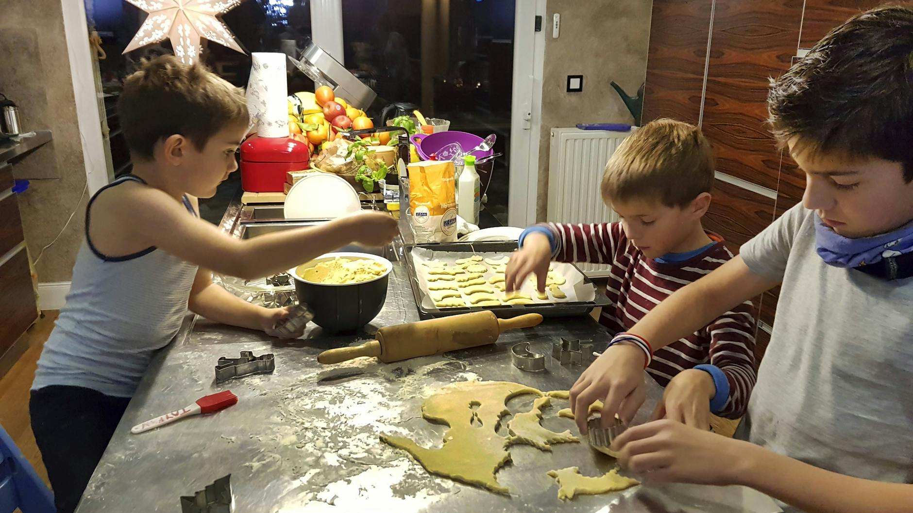 Beim Plätzchenbacken und Ausstechen der Kekse haben Groß und Klein Spaß.