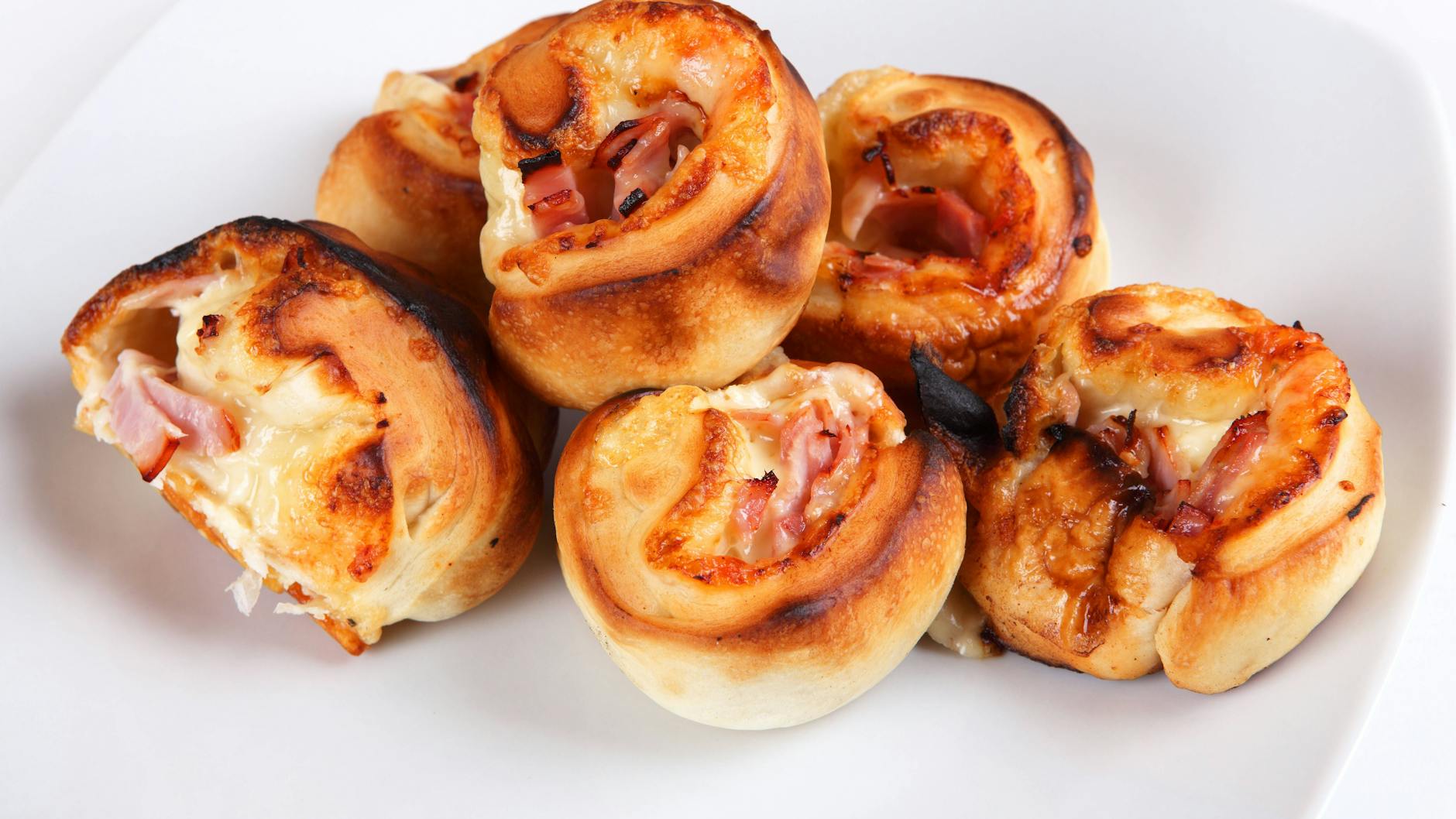 Gefüllte Pizzabrötchen ganz einfach selber machen: DIESES Rezept mit leckerer Salami müssen Sie ...